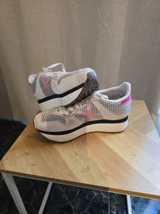 Zapatillas deportivas blancas y rosas