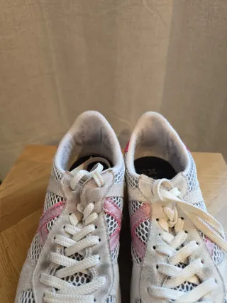 Zapatillas deportivas blancas y rosas