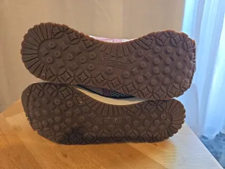 Zapatillas deportivas blancas y rosas