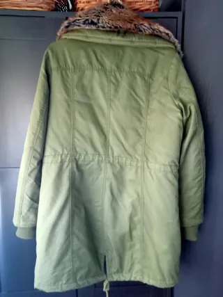 Parka verde con cuello de pelo desmontable