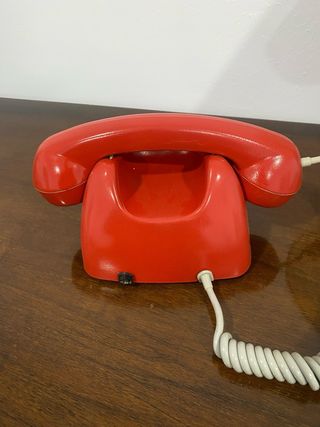 Teléfono antiguo Heraldo rojo