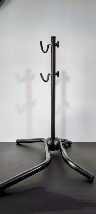 Soporte bicicleta suelo ajustable y plegable.