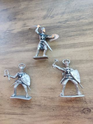 Figuras de plástico de caballeros