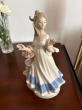 Figura porcelana dama elegante con flores