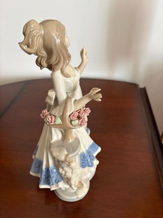 Figura porcelana dama elegante con flores