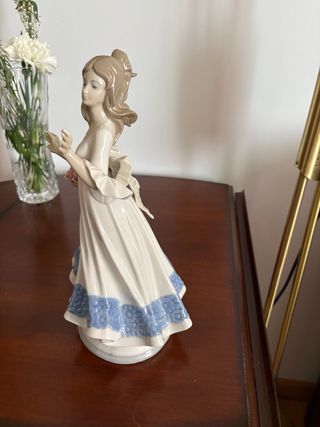 Figura porcelana dama elegante con flores