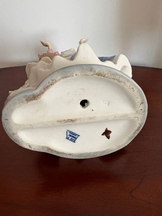 Figura porcelana dama elegante con flores