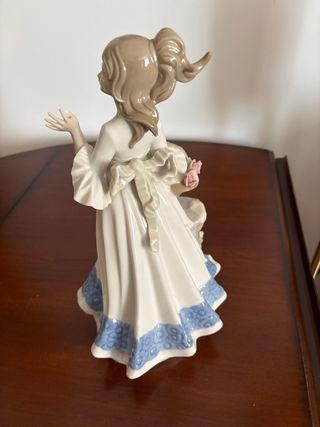 Figura porcelana dama elegante con flores