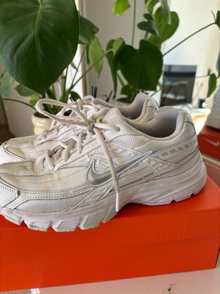 Zapatillas Nike Blancas y Plateadas