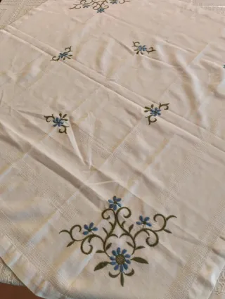 Centro tavola ricamato fiori blu