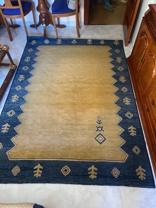 Tappeto blu e giallo con design