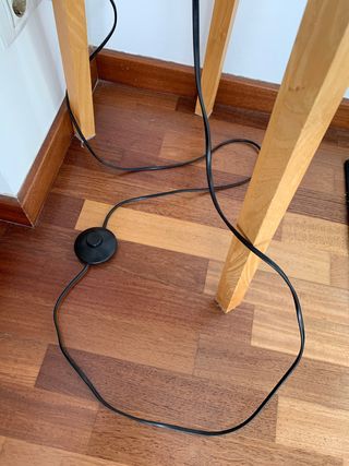 Lámpara de pie madera y tela negra