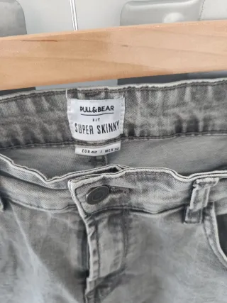 Pantalón vaquero Pull&Bear gris desgastado