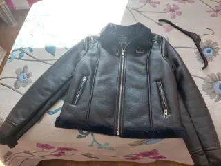 Cazadora negra efecto piel con borreguito