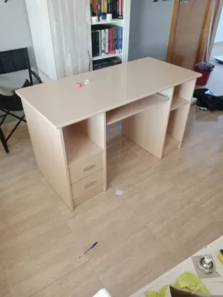 Scrivania beige con cassetti