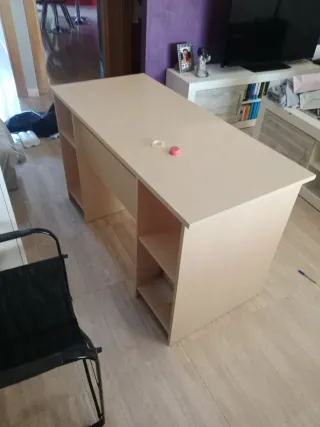 Scrivania beige con cassetti