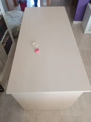 Scrivania beige con cassetti