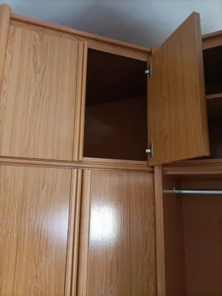 Armario de madera color beige y marrón