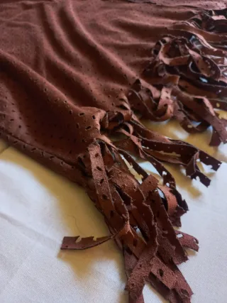 Chaleco marrón perforado con flecos talla M