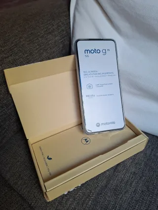 Motorola Moto G 35 5G con funda.