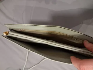 Bolso de piel gris con logo dorado