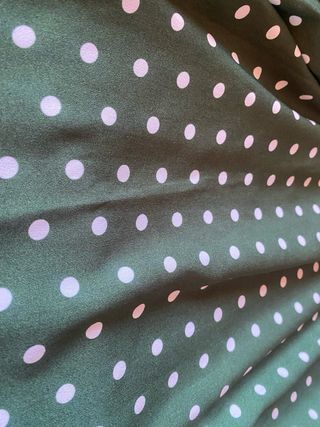 Blusa verde con círculos blancos