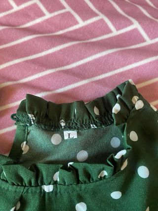 Blusa verde con círculos blancos