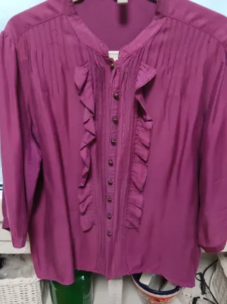 Blusa color burdeos con volantes
