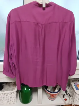 Blusa color burdeos con volantes