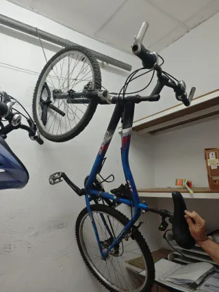 Bicicleta de montaña azul