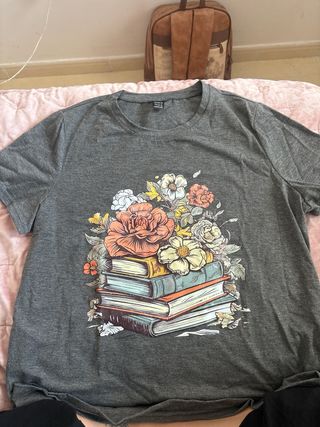 Camiseta gris con estampado de flores y libros
