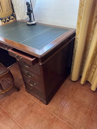 Escritorio antiguo de madera con tapiz