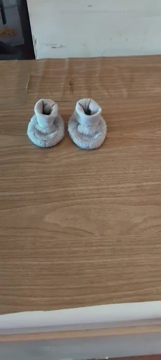 Sapatinhos de bebé cinzentos