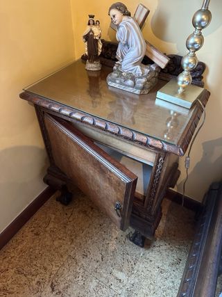 Mesita de noche y cama madera maciza.