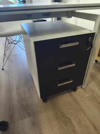 Muebles oficina mesas + estanterías blancas/negras