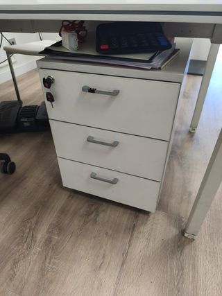 Muebles oficina mesas + estanterías blancas/negras