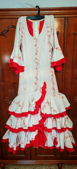 Traje Flamenca Blanco con Bordados Rojos