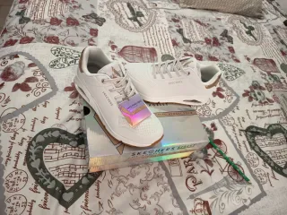 Zapatillas Skechers Blancas y Doradas