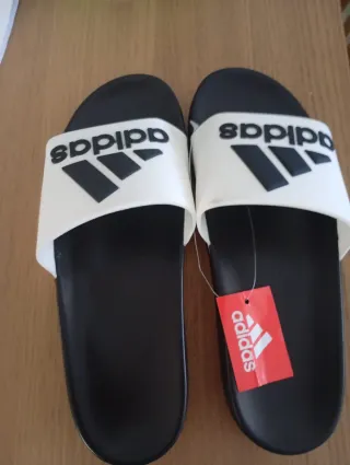 Chanclas Adidas Negras y Blancas