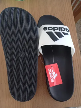 Chanclas Adidas Negras y Blancas