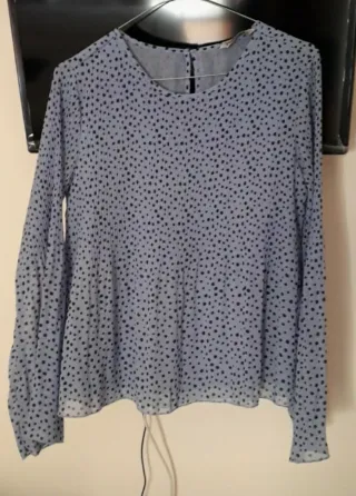Blusa azzurro a pois neri