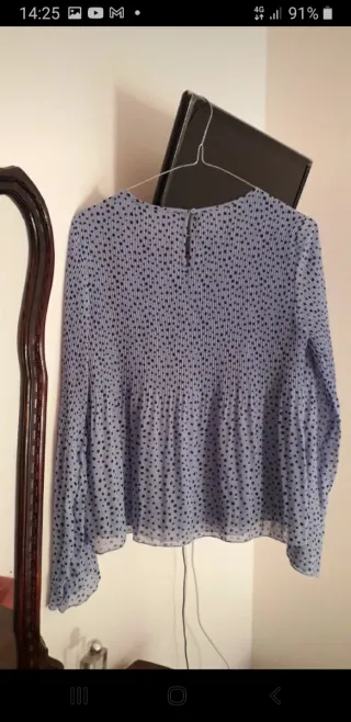 Blusa azzurro a pois neri