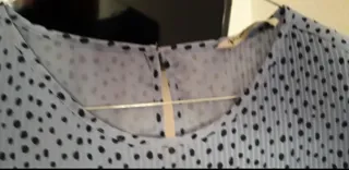Blusa azzurro a pois neri