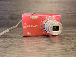 Cámara Digital Casio Exilim EX-ZS20 Roja 16.1 MP