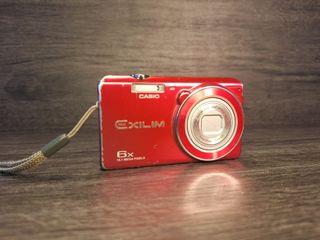 Cámara Digital Casio Exilim EX-ZS20 Roja 16.1 MP