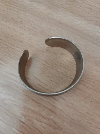 Pulsera plateada con diseño grabado