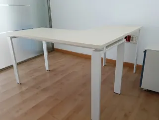 Tavolo da ufficio angolare bianco