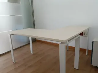 Tavolo da ufficio angolare bianco