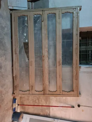 Ventana antigua de madera con cristales