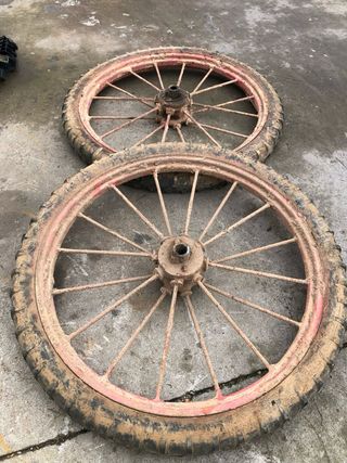 Ruedas antiguas de llanta roja